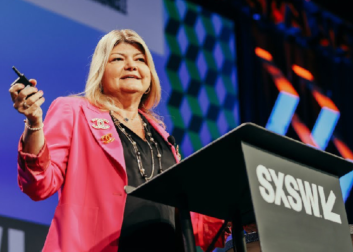 <b>Sandy Carter</b><br/>10 mitos sobre la inteligencia artificial que ya no corren