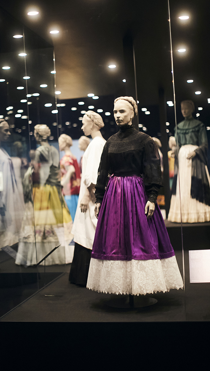 Maniquí con falda violeta en una vitrina